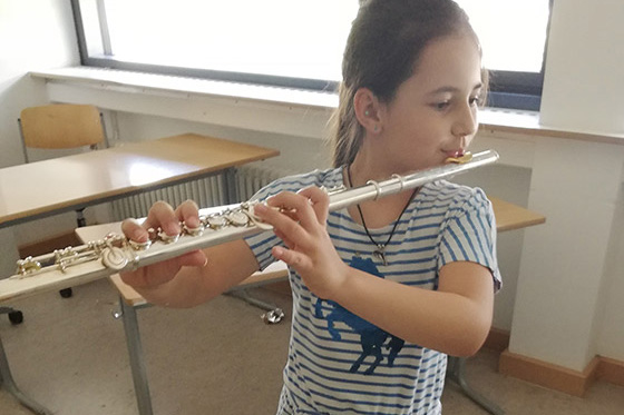 junge Flötenschülerin